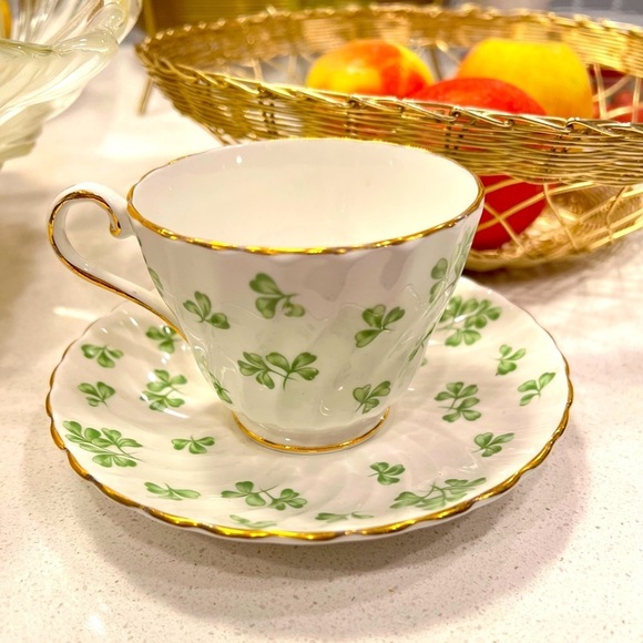 Shamrock White (Swirl Rim)
by AYNSLEY, JOHN - Picture 1 of 6